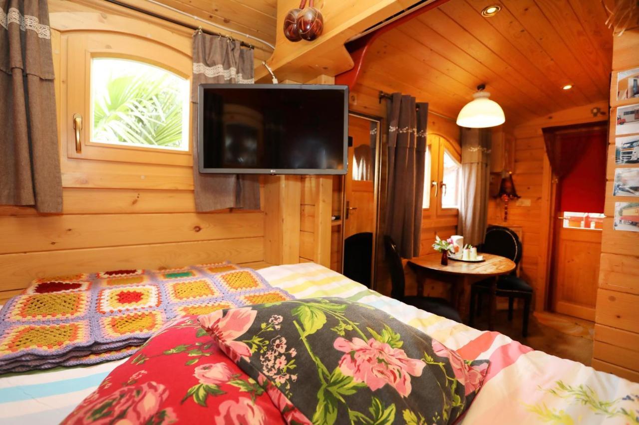 Maison D'Hotes Et Roulotte" Le 6 Bis" Romans-sur-Isere Ngoại thất bức ảnh